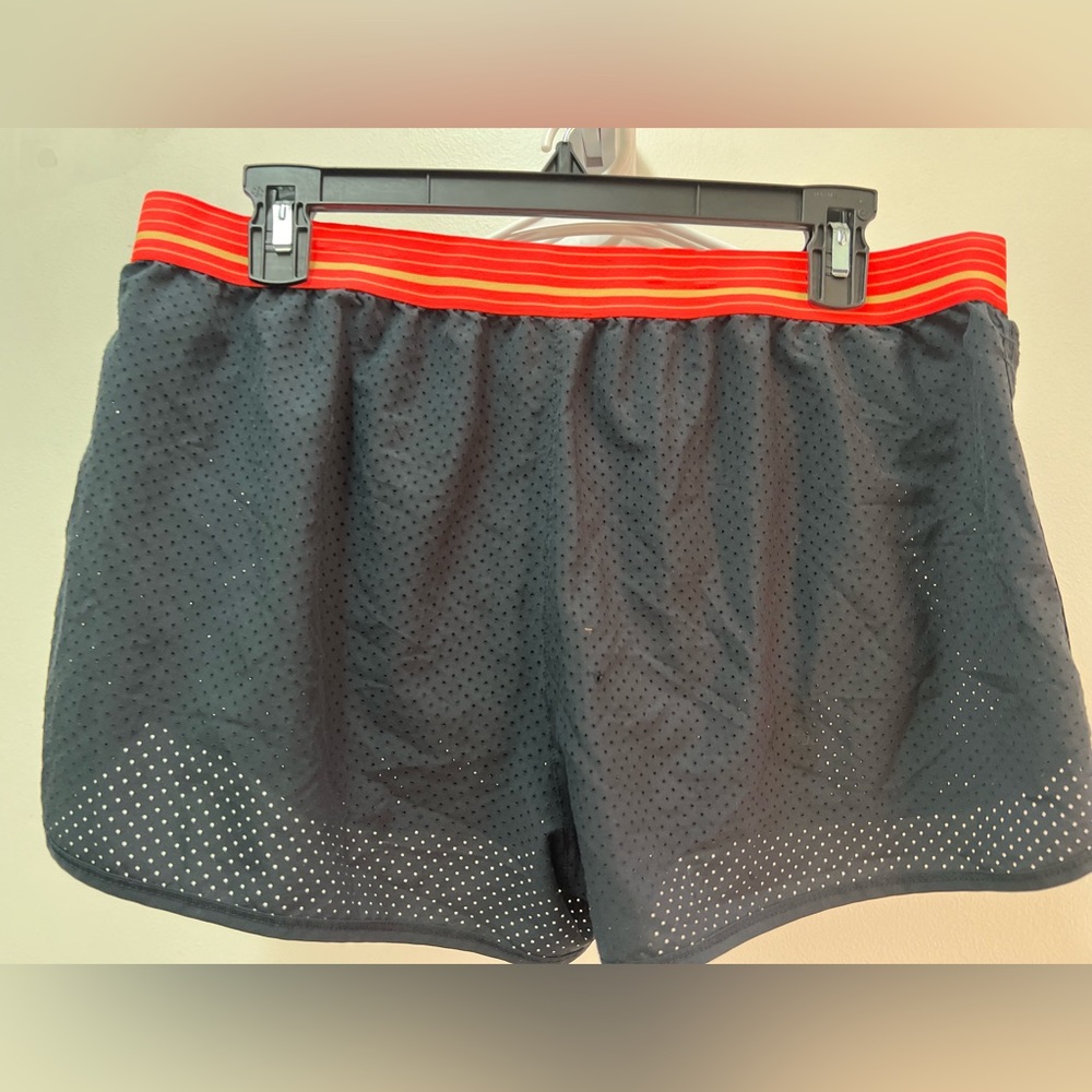 Women’s athletic running shorts - Under Armour Heatgear - Picture 2 of 7
